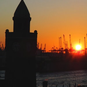 Sonnenuntergang über dem Hamburger Hafen. © NDR Foto: Ralf Meinders