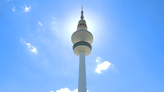 Der Fernsehturm in Hamburg vor blauem Himmel. © NDR Foto: Silke Hübener
