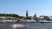 Endlich können die Hamburger wieder ein bisschen Sonne genießen - zum Beispiel am Hafen. © Richard Green Foto: Richard Green