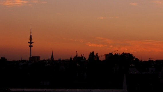 Die Sonne geht über Hamburg unter. © Manfred Voigt Foto: Manfred Voigt