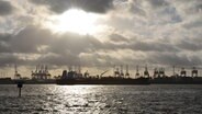 Die Sonne scheint über dem Hamburger Hafen hinter den Wolken hervor. © Tanja Schadowski Foto: Tanja Schadowski