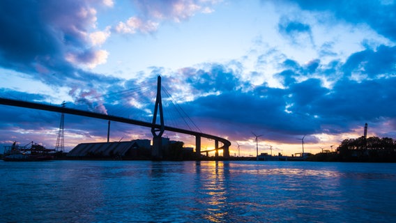 Die Köhlbrandbrücke zur blauen Stunde © NDR Foto: Hagen Thom