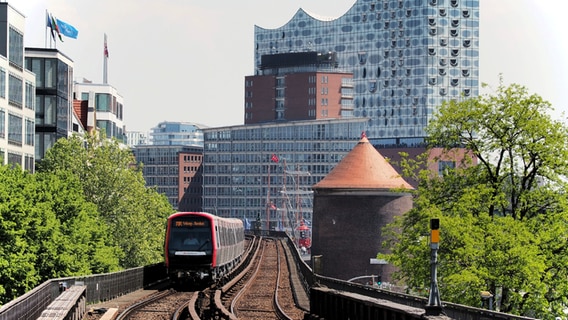 Blick von den Landungsbrücken auf die U-Bahn und Elbphilharmonie. © NDR Foto: Dieter Bornhövt