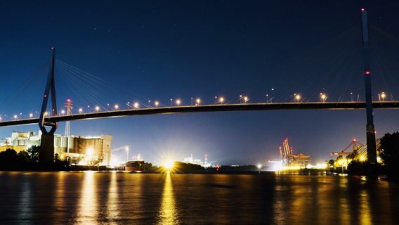 Beleuchtete Köhlbrandbrücke bei Nacht. © NDR Foto: Sven Puttfarcken