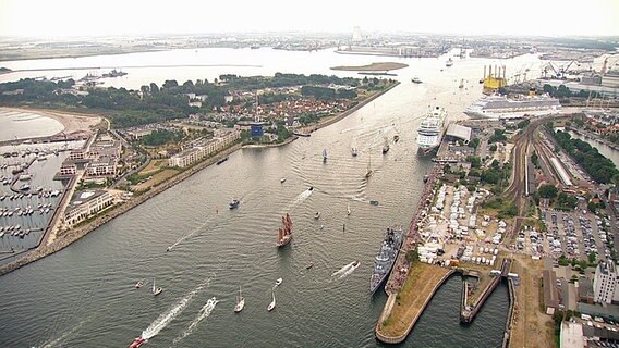 Ansicht von Schiffen im Seekanal von der Luft aus. © © NDR 