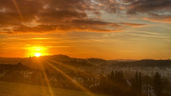 Sonnenaufgang über Brilon.  Foto: C. Kock & Th. Balzer