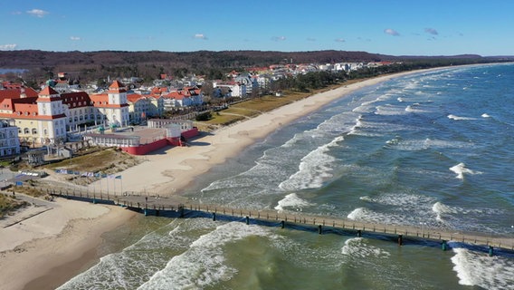 Blick über den menschenleeren Strand von Binz. Blick über den menschenleeren Strand von Binz. © NDR Foto: Franziska Husmann