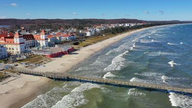 Blick über den menschenleeren Strand von Binz. © NDR Foto: Franziska Husmann