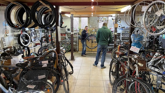 zwei Männer stehen in einer Fahrradwerkstatt © NDR Foto: Thomas Balzer