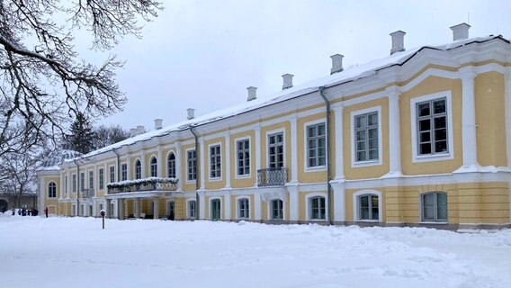 Das Herrenhaus Vääna – das spätbarocke Haus ist eine Grundschule. © NDR/Thomas Balzer 