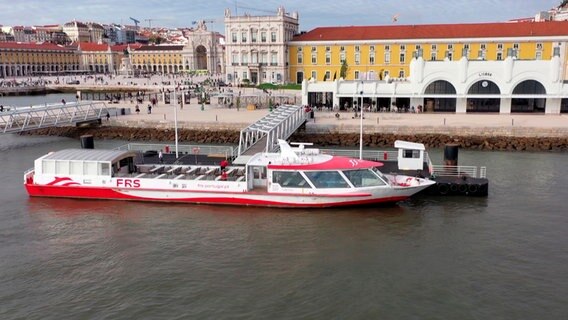 Die MS „Hanseblick“ mit Heimathafen Stralsund verkehrt als Ausflugsschiff auf dem Tejo vor Lissabon. © NDR 