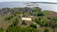 Der Ort Altwarp mit seiner Binnendüne. © NDR 