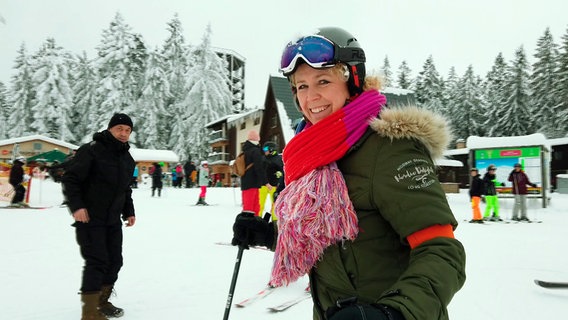 Hanseblick Moderatorin Friederike Witthuhn beim Skikurs in Tschechien. Die Pisten in Lipno am Böhmischen Meer sind besonders für Anfänger gut geeignet. © NDR 