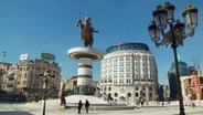 Skopje, die Hauptstadt Mazedoniens besticht durch Monumentalarchitektur und einem Hauch von Orient. Mitten auf dem Hauptplatz trohnt Alexander der Grosse. © NDR 
