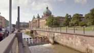 Wasserwege mitten in der City. Ein wieder freigelegter Mühlgraben führt am Bundesverwaltungsgericht vorbei. © NDR 