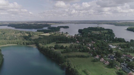 Luftbild einer Seenlandschaft © NDR 