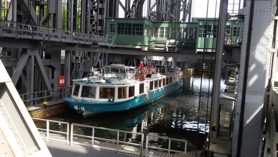 Dampfer im Schiffshebewerk Niedefinow. © NDR/Katrin Richter 