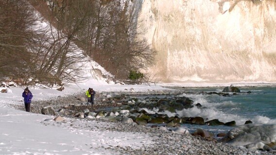 Drei Menschen spazieren entlang der Kreideküste bei Sassnitz. © NDR 