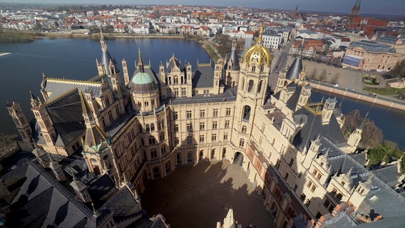 Das Schweriner Schloss soll 365 Türme haben. Ob das stimmt? © NDR 