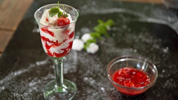 Erdbeerbecher mit Quark und Vanille-Eis. © NDR/Doclights GmbH 