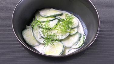 Cucumber salad served in a bowl with dill cream.  © NDR/megaherz GmbH 