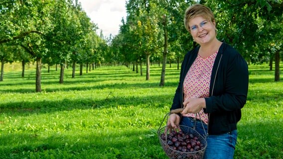 In Oelde-Stromberg im Münsterland betreibt Marion Stemich mit ihrer Familie einen Pflaumenhof. Vier Generationen leben unter einem Dach und kümmern sich um 3.000 Bäume mit zehn verschiedenen Pflaumensorten. © NDR/WDR/Melanie Grande 