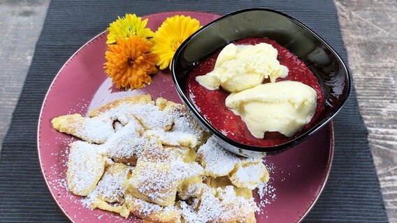 Kaiserschmarrn mit Ziegenmilcheis auf roter Grütze © NDR/megaherz GmbH 