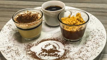 Lupinenkaffee-Mousse, Zwetschgenmus mit Crumble und eine kleine Tasse Lupinen-Kaffee auf einem großen Teller serviert. © megaherz 