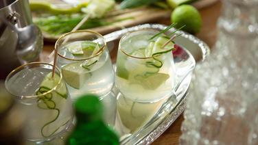 Drei Gläser Nordic Mule mit Kümmelschnaps auf einem Tablett serviert. © NDR/Doclights GmbH 
