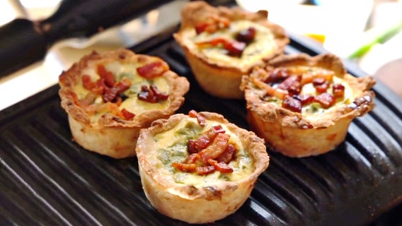 Kleine Birnenquiches mit Gorgonzola und Speck. © NDR/doclights 