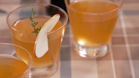 Cocktail mit Apfel in Gläsern. © NDR/doclights 