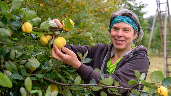 Zum Finale geht es in die Ostsee-Region zu Bio-Gärtnerin und Landschaftspflegerin Kristin Brandt. Hier hat sie sich einen Selbstversorgerhof mit Kräutergarten aufgebaut, aus dem sie sich ganzjährig versorgt. © NDR/WDR/Melanie Grande 