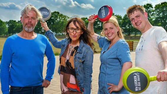 In der ersten Folge "Wie lecker ist das denn?!" sind bei Gastgeber Henning Bauck Spargelproduzentin Bea Kaemena, Hühnerzüchterin Anna Propp und Insel-Käser Jens Hartmann (v.l.n.r.) zu Besuch. In der ersten Folge "Wie lecker ist das denn?!" sind bei Gastgeber Henning Bauck Spargelproduzentin Bea Kaemena, Hühnerzüchterin Anna Propp und Insel-Käser Jens Hartmann (v.l.n.r.) zu Besuch. © NDR/Doclights/Marc Vorwerk