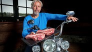Rinderzüchter Henning Bauck aus Bad Bodenteich in Niedersachsen tritt als erster Gastgeber bei "Wie lecker ist das denn?!" an. Punkten möchte der Bio-Rocker mit Fleisch vom hauseigenen Hof. © NDR/Doclights/Marc Vorwerk 