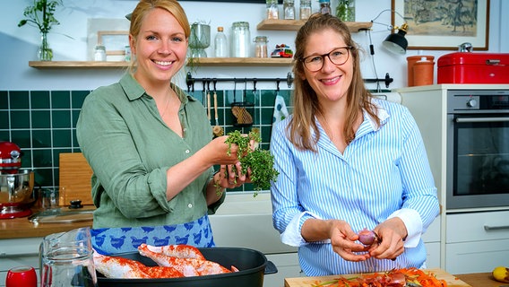 Beim Kochen wird Gastgeberin Anna (l.) von ihrer Freundin Wiebke (r.) unterstützt. © NDR/Doclights/Marc Vorwerk 
