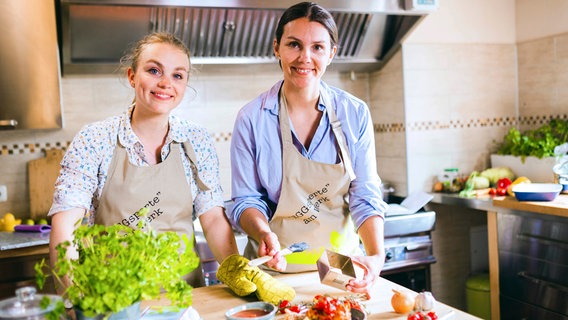 Annalina Behrens (rechts) aus der Mecklenburgischen Schweiz kocht mit ihrer Schwester Leonie Behrens (links) für die Heimatküche. © NDR/Doclights GmbH 