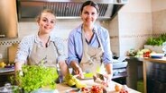 Annalina Behrens (rechts) aus der Mecklenburgischen Schweiz kocht mit ihrer Schwester Leonie Behrens (links) für die Heimatküche. © NDR/Doclights GmbH 