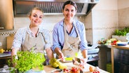 Annalina Behrens (rechts) aus der Mecklenburgischen Schweiz kocht mit ihrer Schwester Leonie Behrens (links) für die Heimatküche. © NDR/Doclights GmbH 