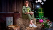 In der dritten Folge von "Wie lecker ist das denn?!" empfängt Bea Kaemena ihre Gäste auf ihrem Spargel- und Erdbeerhof in Bremen. © NDR/Doclights/Marc Vorwerk 