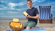 Zum Finale von "Wie lecker ist das denn?!" empfängt der Käser Jens Hartmann seine Gäste in seiner Heimat auf Föhr. © NDR/Doclights/Marc Vorwerk 