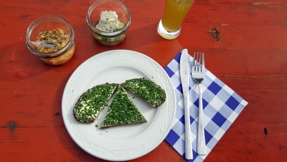 Treberbrot mit Butter und Schnittlauch auf einem Teller serviert. © megaherz 