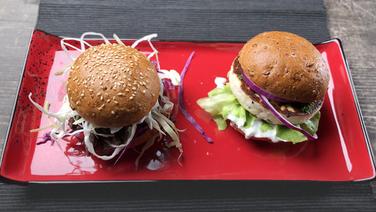 Zweierlei Burger von der Ziege auf einer Platte serviert. © NDR/megaherz GmbH 