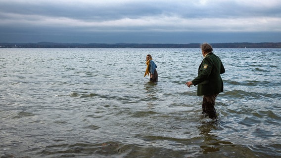 Girwidz (Michael Brandner, r.) greift Ariadne Papadopoulou (Elisabeth Aronis, l.) am nahegelegenen See auf. Jetzt gilt es erst einmal, Sprachbarrieren zu überwinden. © ARD/Christian Brecheis 