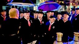 Die Wilhelmsburger Tampentrekker singen Shantys vor dem "Schellfischposten" © NDR Fernsehen Foto: Morris Mac Matzen