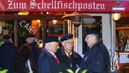 Mitglieder des Shanty-Chors "De Tampentrecker" vor dem "Schellfischposten". © NDR Foto: Christian Spielmann