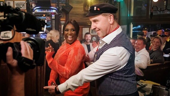 Die Tänzerin Motsi Mabuse und ein Sänger des Shanty-Chors "De Tampentrekker" tanzen zusammen bei Inas Nacht. Die Tänzerin Motsi Mabuse und ein Sänger des Shanty-Chors "De Tampentrekker" tanzen zusammen bei Inas Nacht. © NDR/ Morris Mac Matzen Foto: Morris Mac Matzen
