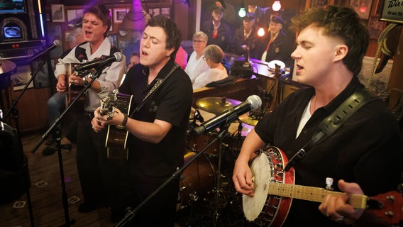 Die Band Tors spielt live bei Inas Nacht. © NDR/ Morris Mac Matzen Foto: Morris Mac Matzen