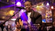 Die Sängerin Irma spielt Gitarre und singt bei Inas Nacht. © NDR/ Morris Mac Matzen Foto: Morris Mac Matzen