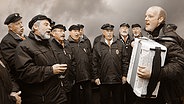 Der Shanty-Chor singt sich warm.  Foto: Christian Spielmann