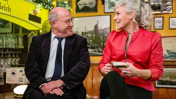 Gastgeberin Ina Müller begrüßt im Schellfischposten den Politiker Gregor Gysi. © NDR/Morris Mac Matzen/mmacm.com 
